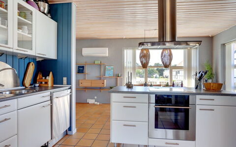 Ljubinko - 50M from the Sea: Bois, Domicile, Composite, Porte, Chalet, Ombre, Siding, Dur, Tache De Bois