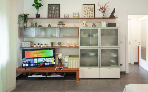 Apartment Serena - Levanto: Propriété, Meubles, Étagère, Télévision, Rayonnage, Orange, Design Intérieur, Bois, Bibliothèque, Cabinetry