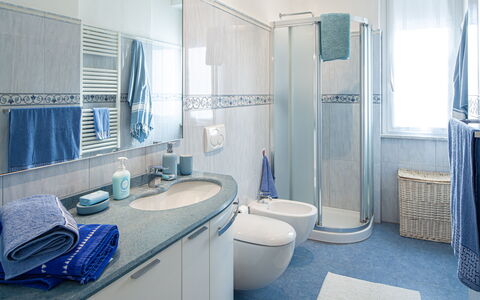 Apartment Serena - Levanto: Robinet, Luminaire Plomberie, Propriété, Miroir, Évier, Bleu, Violet, Tete De Douche, Salle De Bains, Bleu Azur