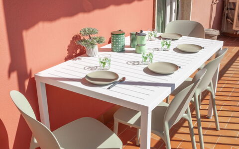 Apartment Serena - Levanto: Table, Vaisselle, Meubles, Propriété, Vaisselle, Chaise, Nappe De Table, Table Cuisine Et Salle A Manger, Assiette, Design Intérieur