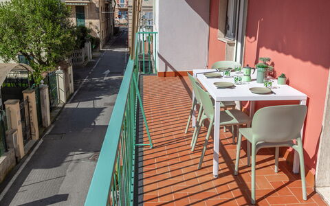Apartment Serena - Levanto: Meubles, Table, Bois, Chaise, Bâtiment, Fenêtre, Arbre, Design Urbain, Pot De Fleur, Sol