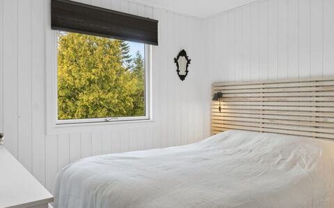 Silvana - 750M from the Sea: Bois, Design Intérieur, Chambre, Sol, Linge, Sol, Lit, Éclairage, Literie, Plafond