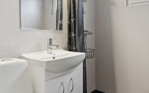 Silvana - 750M from the Sea: Lavabo, Luminaire Plomberie, Salle De Bains, Évier, Design Intérieur, Sol, Robinet, Sol, Plomberie, Pièce