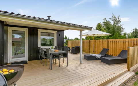 Silvana - 750M from the Sea: Bois, Domicile, Maison, Porche, Dur, Planche, Tache De Bois, Plate-Forme, Porte, Chalet