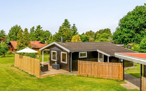 Silvana - 750M from the Sea: Maison, Toit, Domicile, Zone Résidentielle, Chalet, Pelouse, Batiments Jardin, Jardin, Biens, Siding