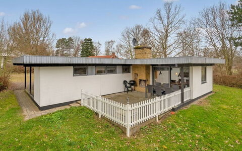 Yak - 350M from the Sea: Herbe, Zone Résidentielle, Maison, Arbuste, Lot Terre, Toit, Domicile, Chalet, Couverture De Sol, Porte