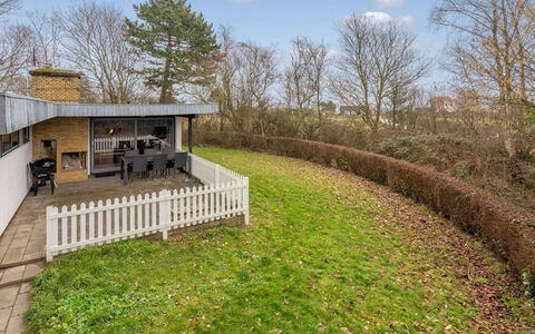 Yak - 350M from the Sea: Arbuste, Lot Terre, Zone Rurale, Jardin, Couverture De Sol, Chalet, Aménagement Paysager, Biens, Pelouse, Cour