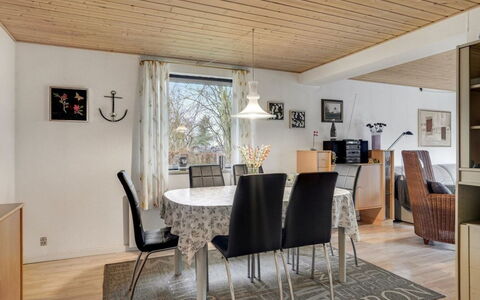 Yak - 350M from the Sea: Toit, Maison, Domicile, Chalet, Porte, Siding, Plate-Forme, Porche, Planche, Dur