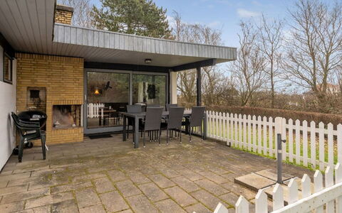 Yak - 350M from the Sea: Toit, Maison, Domicile, Chalet, Porte, Siding, Plate-Forme, Porche, Planche, Dur
