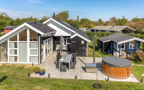 Gudmundine - 350M to the Fjord: Maison, Domicile, Toit, Zone Résidentielle, Chalet, Biens, Ferme, Pelouse, Aménagement Paysager, Siding