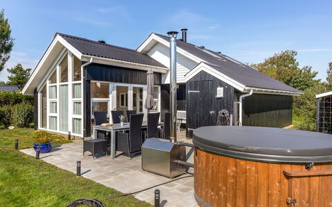 Gudmundine - 350M to the Fjord: Maison, Domicile, Toit, Zone Résidentielle, Chalet, Biens, Ferme, Pelouse, Aménagement Paysager, Siding