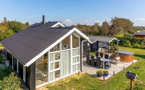 Gudmundine - 350M to the Fjord: Maison, Domicile, Toit, Zone Résidentielle, Chalet, Biens, Ferme, Pelouse, Aménagement Paysager, Siding