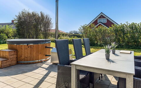 Gudmundine - 350M to the Fjord: Maison, Domicile, Toit, Zone Résidentielle, Chalet, Biens, Ferme, Pelouse, Aménagement Paysager, Siding