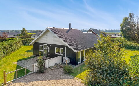 Gudmundine - 350M to the Fjord: Maison, Domicile, Toit, Zone Résidentielle, Chalet, Biens, Ferme, Pelouse, Aménagement Paysager, Siding