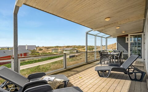 Emelin - 475M from the Sea: Toit, Maison, Domicile, Chalet, Porte, Siding, Plate-Forme, Porche, Planche, Dur