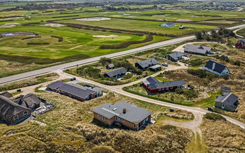 Emelin - 475M from the Sea: Toit, Maison, Domicile, Chalet, Porte, Siding, Plate-Forme, Porche, Planche, Dur