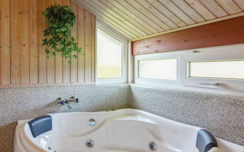 Menka - 1.3Km from the Sea: Luminaire Plomberie, Baignoire, Salle De Bains, Sol, Design Intérieur, Plafond, Sol, Plomberie, Robinet, Pièce