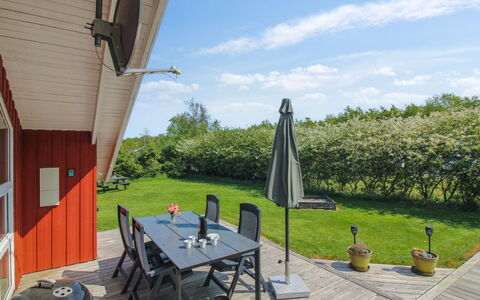Menka - 1.3Km from the Sea: Meubles, Lot Terre, Chalet, Jardin, Pelouse, Dur, Ombre, Chaise, Mobilier De Jardin, Cour