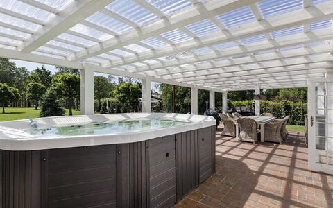 Titia - 1.2Km to the Fjord: Piscine, Chaîne De Montagnes, Eco Hôtel, Recours, Biens, Vallée, Villa, Aménagement Paysager, Ville Resort, Arrière-Cour