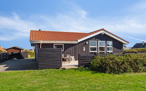 Marissa - 200M from the Sea: Chalet, Maison, Domicile, Toit, Siding, Ombre, Porche, Planche, Ferme, Batiments Jardin