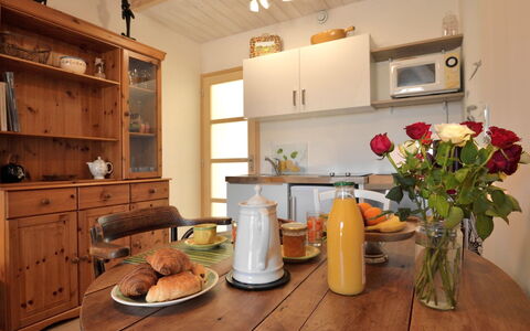 Petit Grain de Café: Meubles, Table, Cabinetry, Propriété, Fleur, Comptoir, Vaisselle, Bois, Design Intérieur, Éclairage
