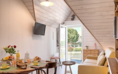 Petit Grain de Café: Meubles, Propriété, Table, Bois, Design Intérieur, Chaise, Ombre, Bâtiment, Sol, Vaisselle