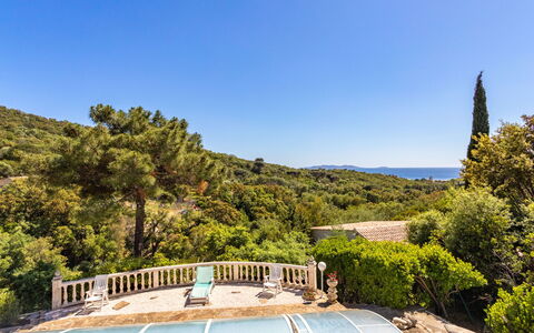 Maison de L'Hubac Bleu: Ciel, Nuage, Plante, Bleu Azur, Arbre, Paysage Naturel, Piscine, Paysage, Loisir, Mobilier De Jardin