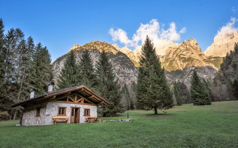 Baita Valon Alpine Hideaway: L'Eau, Plante, Ciel, Propriété, Piscine, Bleu, Arbre, Plan D'Eau, Ombre, Herbe