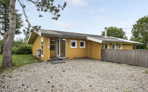 Virpi - 400M from the Sea: Bâtiment, Toit, Maison, Domicile, Architecture, Chalet, Zone Résidentielle, Lot Terre, Siding, Porte