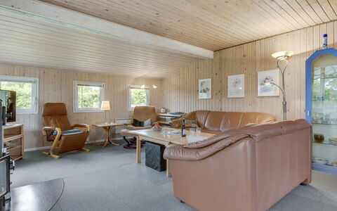 Virpi - 400M from the Sea: Bois, Plafond, Design Intérieur, Meubles, Pièce, Domicile, Sol, Canapé, Salon, Sol