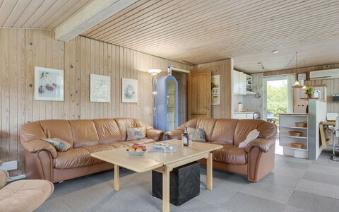 Virpi - 400M from the Sea: Meubles, Bois, Design Intérieur, Plafond, Sol, Sol, Domicile, Pièce, Canapé, Salon