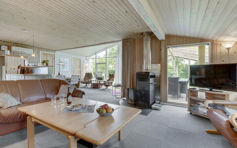 Virpi - 400M from the Sea: Design Intérieur, Meubles, Bois, Plafond, Canapé, Sol, Sol, Salon, Pièce, Chaise