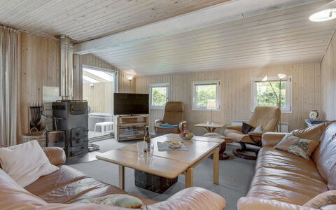 Virpi - 400M from the Sea: Bois, Plafond, Design Intérieur, Domicile, Meubles, Pièce, Sol, Chalet, Dur, Salon