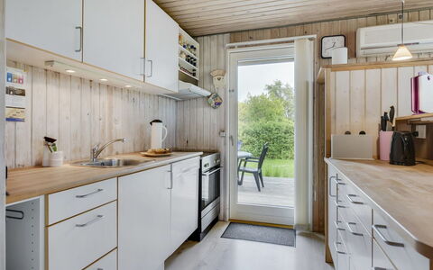 Virpi - 400M from the Sea: Cuisine, Bois, Sol, Appareil De Cuisine, Principaux Appliance, Comptoir, Sol, Design Intérieur, Meubles, Domicile