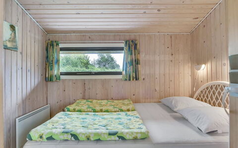 Virpi - 400M from the Sea: Bois, Chambre, Design Intérieur, Lit, Plafond, Meubles, Drap De Lit, Literie, Sol, Cadre De Lit