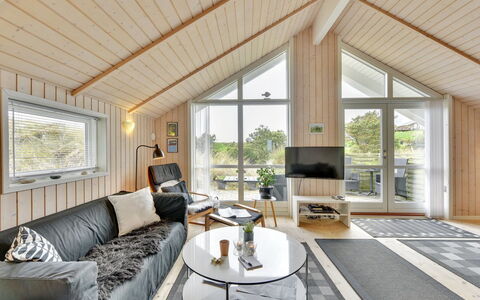 Finnja - 400M from the Sea: Plafond, Salon, Chalet, Dur, Parquet, Luminaire, Planche, Canapé, Cabane En Rondins