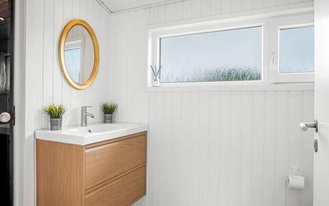 Larisa - 250M from the Sea: Bois, Sol, Sol, Design Intérieur, Luminaire Plomberie, Armoire De Toilette, Évier, Plomberie, Robinet, Salle De Bains