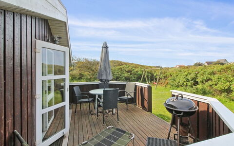 Larisa - 250M from the Sea: Bois, Domicile, Meubles, Tache De Bois, Dur, Balcon, Chaise, Ombre, Planche, Conception