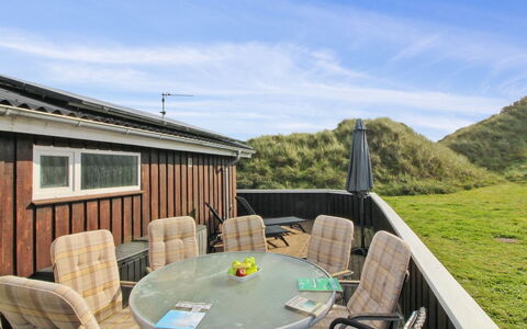 Larisa - 250M from the Sea: Bois, Domicile, Porche, Chalet, Dur, Balcon, Tache De Bois, Ombre, Chaise, Plate-Forme