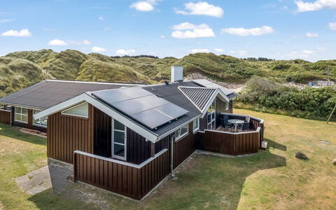 Larisa - 250M from the Sea: Domicile, Toit, Architecture, Maison, Chalet, Zone Rurale, Siding, Biens, Porche, Pente