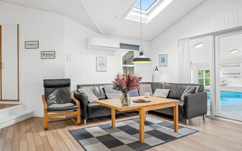 Larisa - 250M from the Sea: Bois, Sol, Design Intérieur, Parquet, Plafond, Meubles, Sol, Canapé, Salon, Domicile