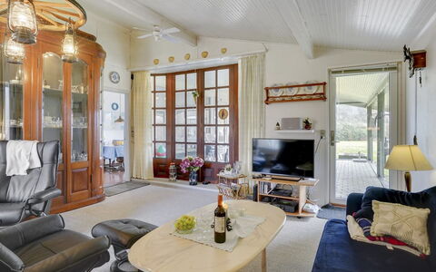 Simon - 225M from the Sea: Toit, Maison, Lot Terre, Domicile, Chalet, Biens, Batiments Jardin, Ombre, Cabane En Rondins, Aménagement Paysager