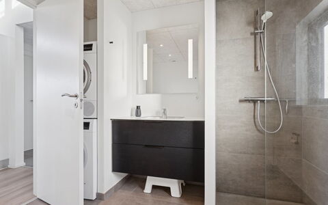 Malfred - 500M from the Sea: Sol, Sol, Design Intérieur, Luminaire Plomberie, Salle De Bains, Lavabo, Évier, Plafond, Armoire De Toilette, Robinet
