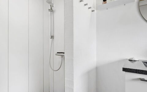 Gita - 2.2Km from the Sea: Sol, Luminaire Plomberie, Design Intérieur, Salle De Bains, Sol, Plomberie, Douche, Tuile, Tete De Douche, Plafond