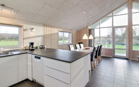 Ethel - 1.5Km to the Fjord: Plafond, Cuisine, Luminaire, Comptoir, Cabinetry, Table Cuisine Et Salle A Manger, Luminaire Plomberie, Daylighting, Grenier