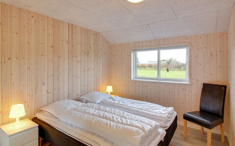 Ethel - 1.5Km to the Fjord: Bois, Chambre, Dur, Tache De Bois, Plafond, Cadre De Lit, Planche, Literie, Lit, Daylighting