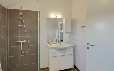 Ethel - 1.5Km to the Fjord: Sol, Design Intérieur, Luminaire Plomberie, Sol, Mur, Salle De Bains, Lavabo, Plafond, Évier, Robinet