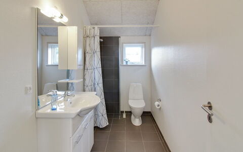 Ethel - 1.5Km to the Fjord: Luminaire Plomberie, Lavabo, Sol, Salle De Bains, Évier, Sol, Design Intérieur, Robinet, Toilette, Plafond