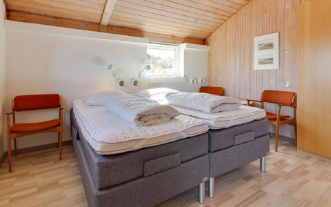 Enwald - 300M from the Sea: Bois, Chambre, Lit, Design Intérieur, Plafond, Literie, Domicile, Sol, Cadre De Lit, Drap De Lit