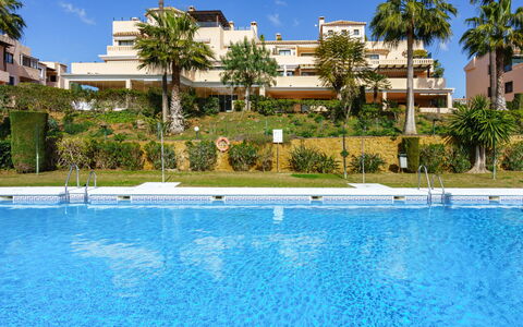 El Manantial de Santa Maria: L'Eau, Bâtiment, Nuage, Plante, Jour, Propriété, Piscine, Ciel, Fenêtre, Bleu Azur